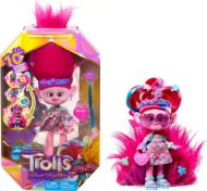 Immagine di TROLLS Mattel Trolls 3 - Tutti Insieme - Regina Poppy Magiche Acconciature, bambola con capelli di peluche trasformabili, abiti e 15+ accessori, look ispirato al film,